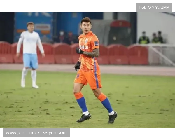 山东泰山禁区内的身体对抗占尽上风